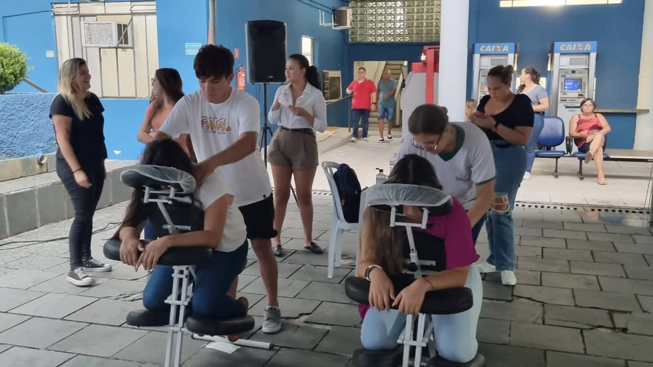 Dia da Mulher: Secretaria de Administração transforma pátio da Prefeitura em salão de serviços