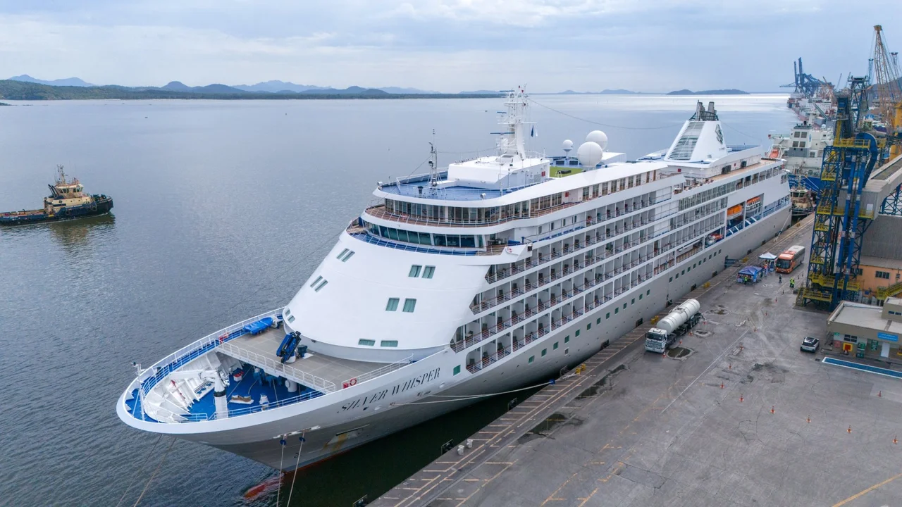 Silver Whisper chegou a Paranaguá nesta sexta-feira (20)