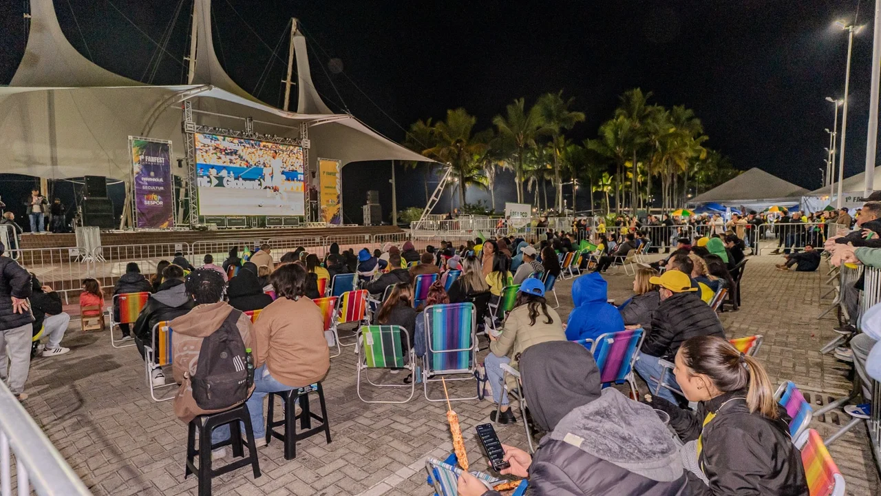 Fan Fest reúne torcedores para acompanhar Brasil x Japão na Praça de Eventos nesta segunda-feira