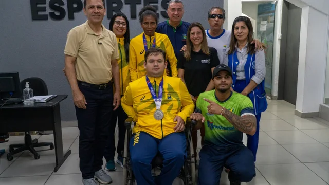 Prefeito de Paranaguá homenageia paratletas que brilharam no Mundial de Atletismo Paralímpico