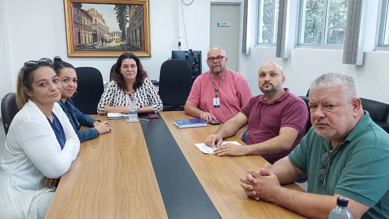 Reunião na Secretaria Municipal de Saúde discute gripe aviária H5N1