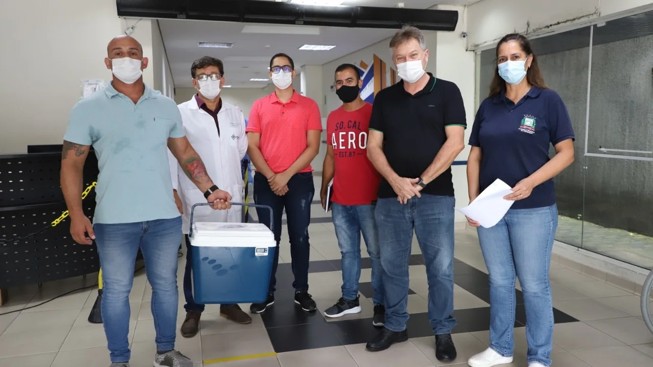 Profissionais que atuam na linha de frente começam a receber as vacinas contra a Covid-19