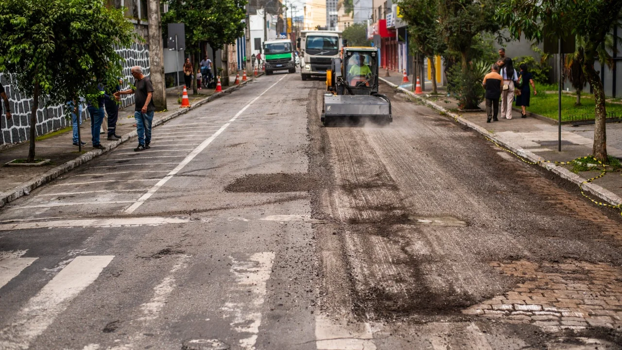 Prefeitura avança com obras de recapeamento e melhora a mobilidade no Centro de Paranaguá
