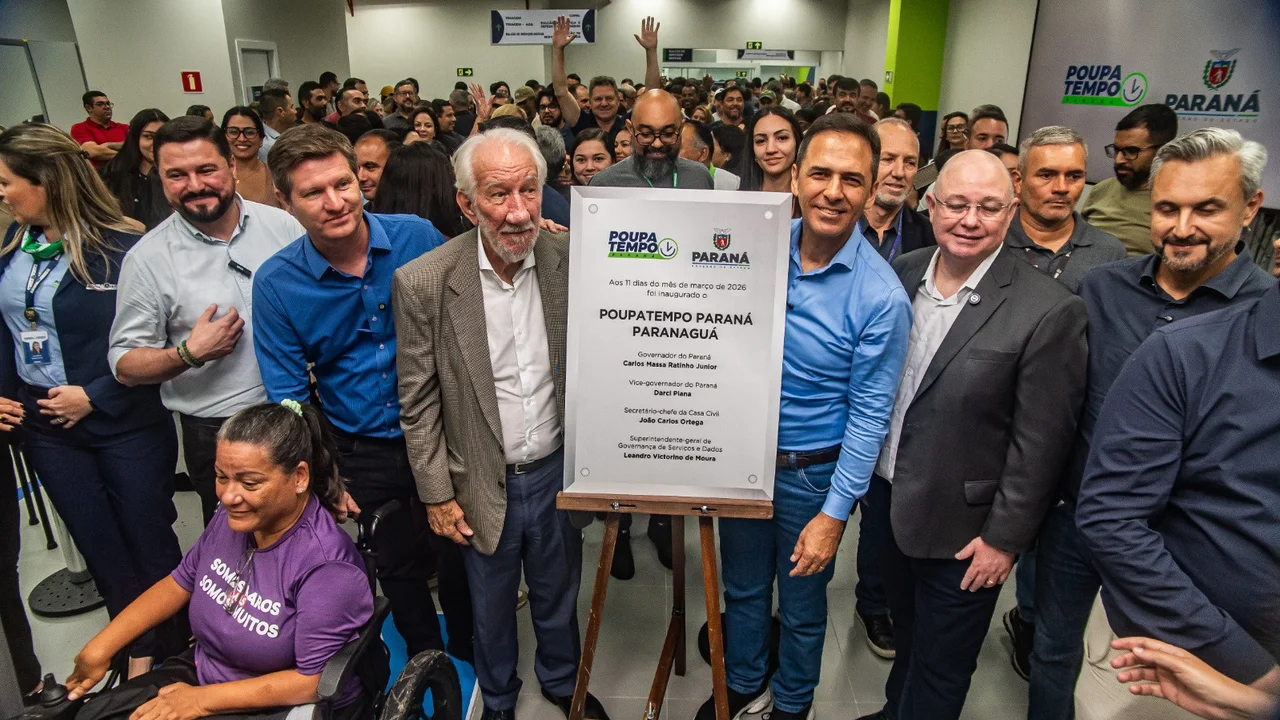 Prefeito de Paranaguá participa de inauguração da unidade do programa Poupatempo