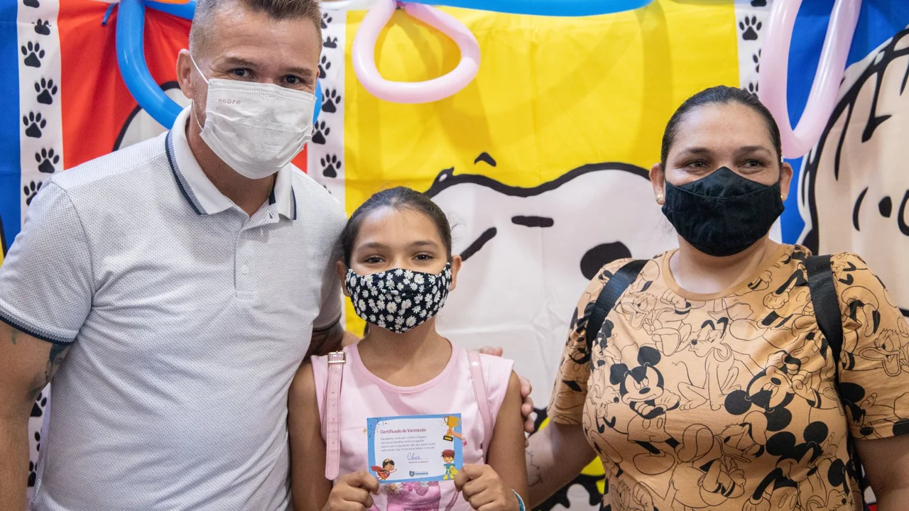 Menina de 10 anos é a primeira criança vacinada contra a Covid-19 em Paranaguá