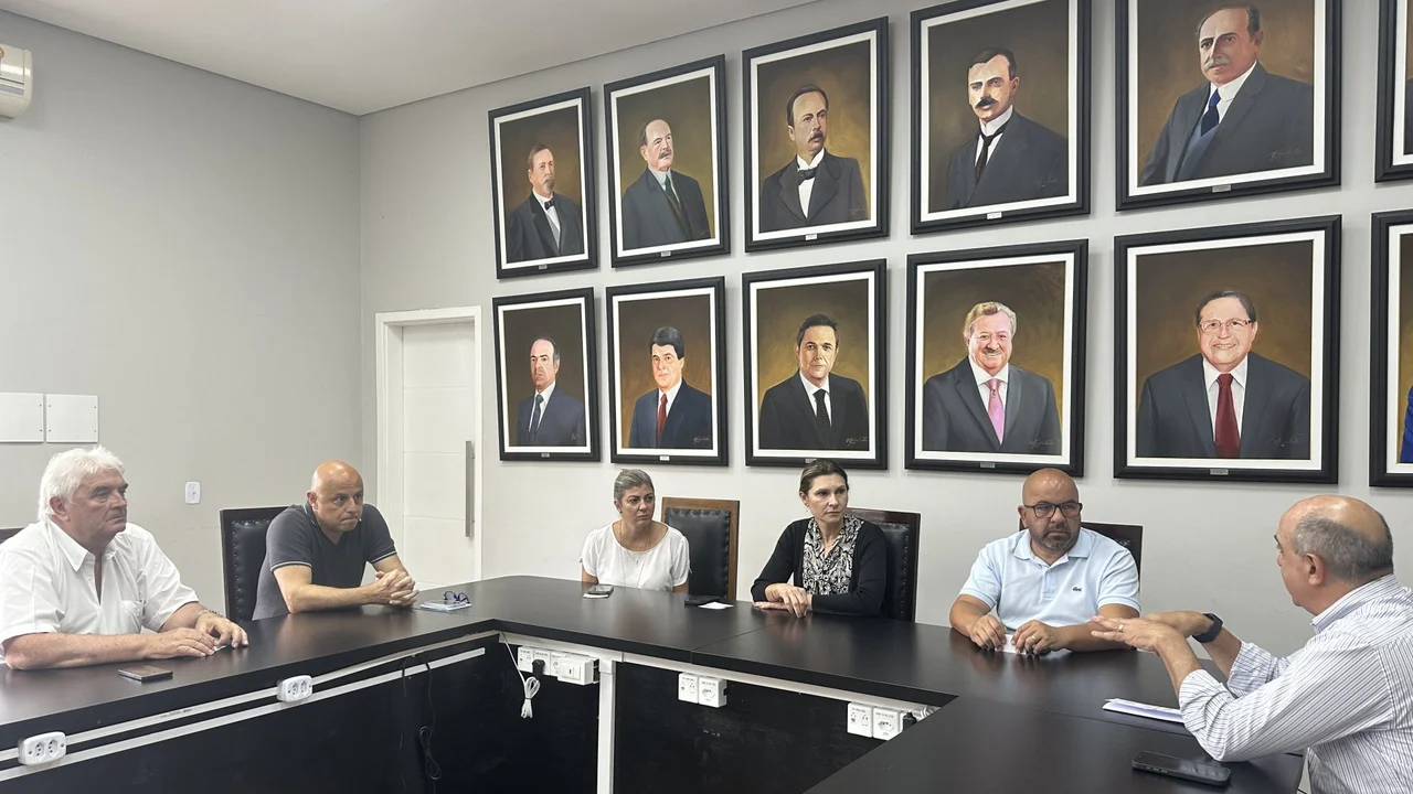 Vice-prefeita Fabiana Parro recebe representantes da Fomento Paraná