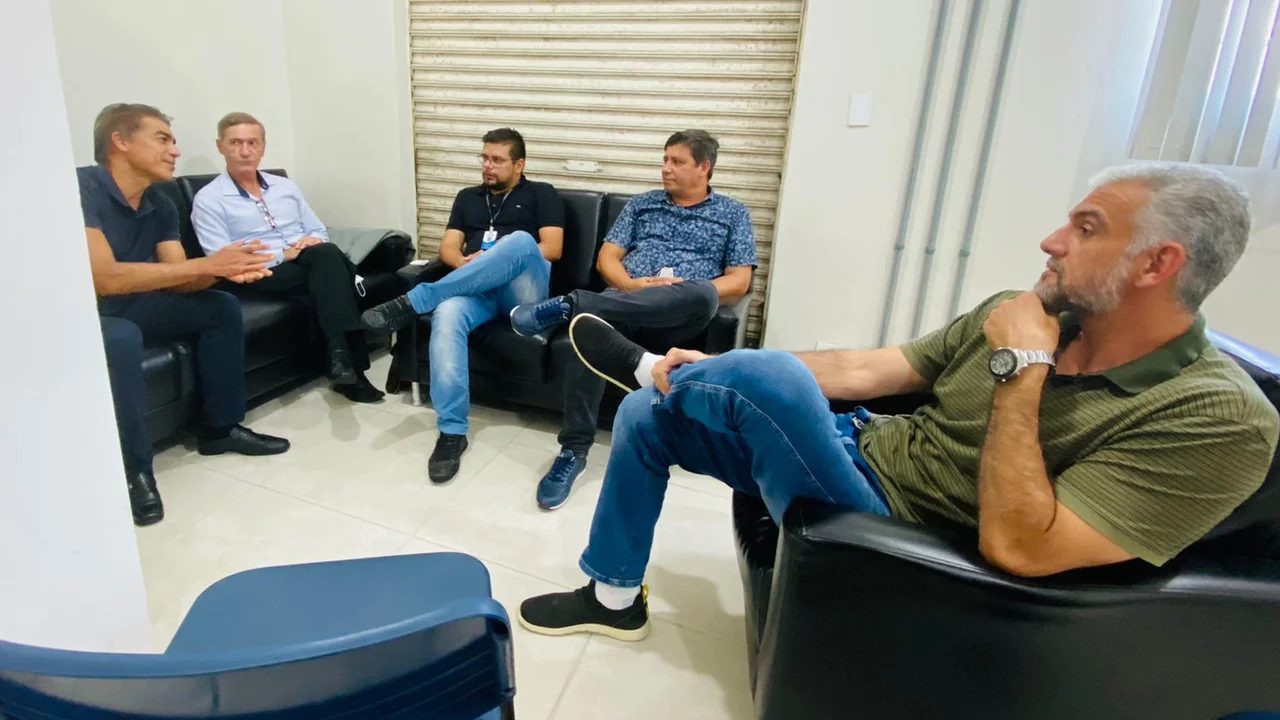 Prefeitura firma parceria para garantir vagas de trabalho para parnanguaras