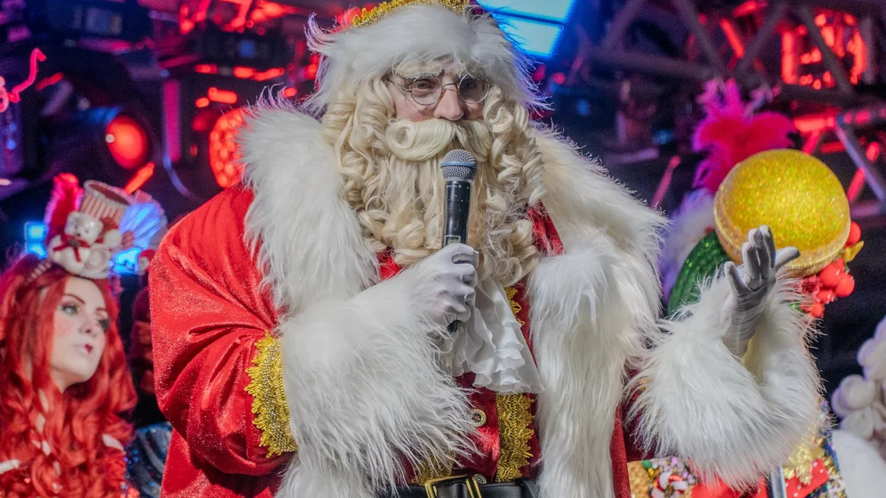 Espetáculo “Encantada” encerra programação de domingo  (7) com música, teatro e a presença do Papai Noel no Natal Para Todos