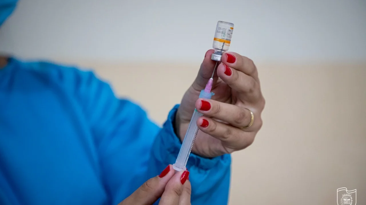 Pessoas que burlarem prioridade de vacinação responderão legalmente