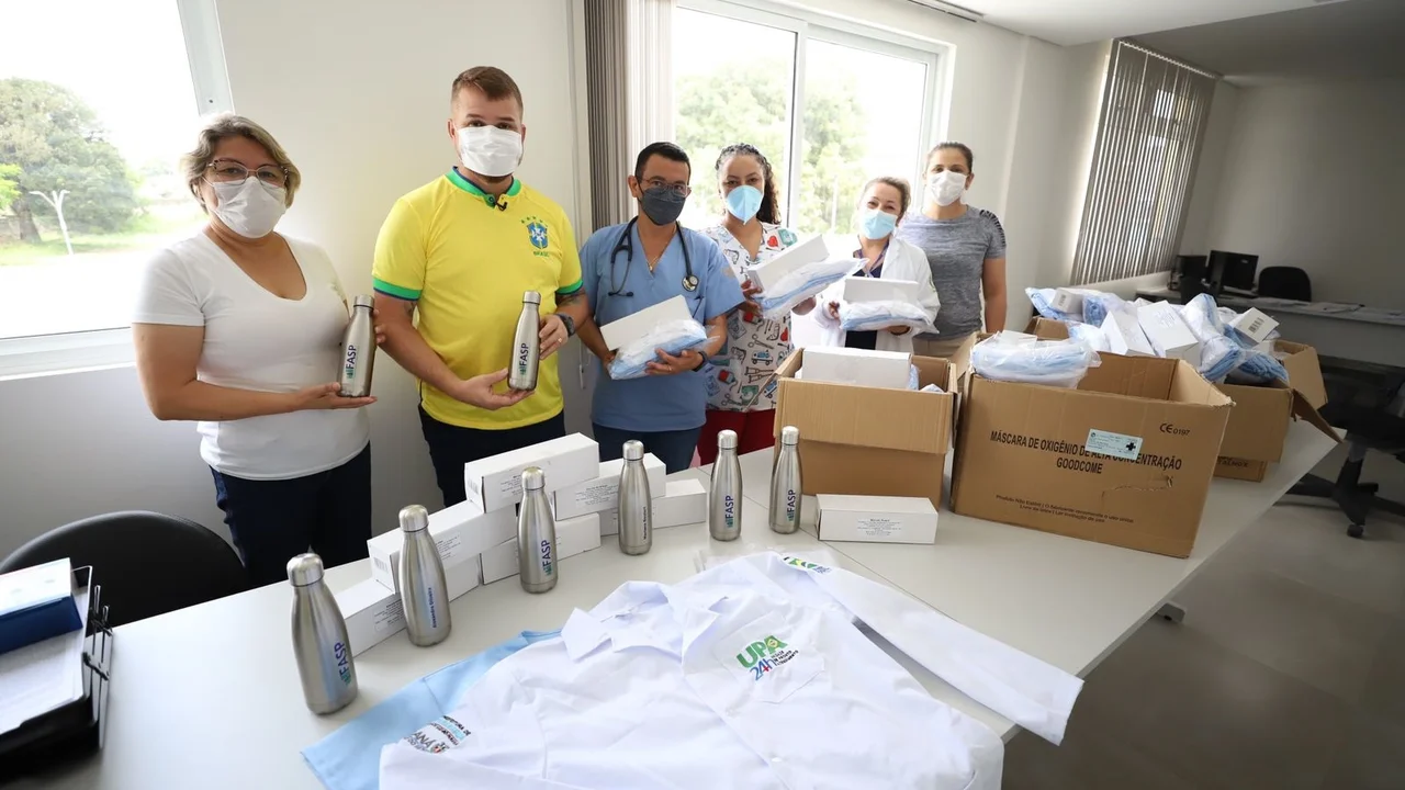 Fasp entrega jalecos e garrafas individuais a servidores que atuam na UPA