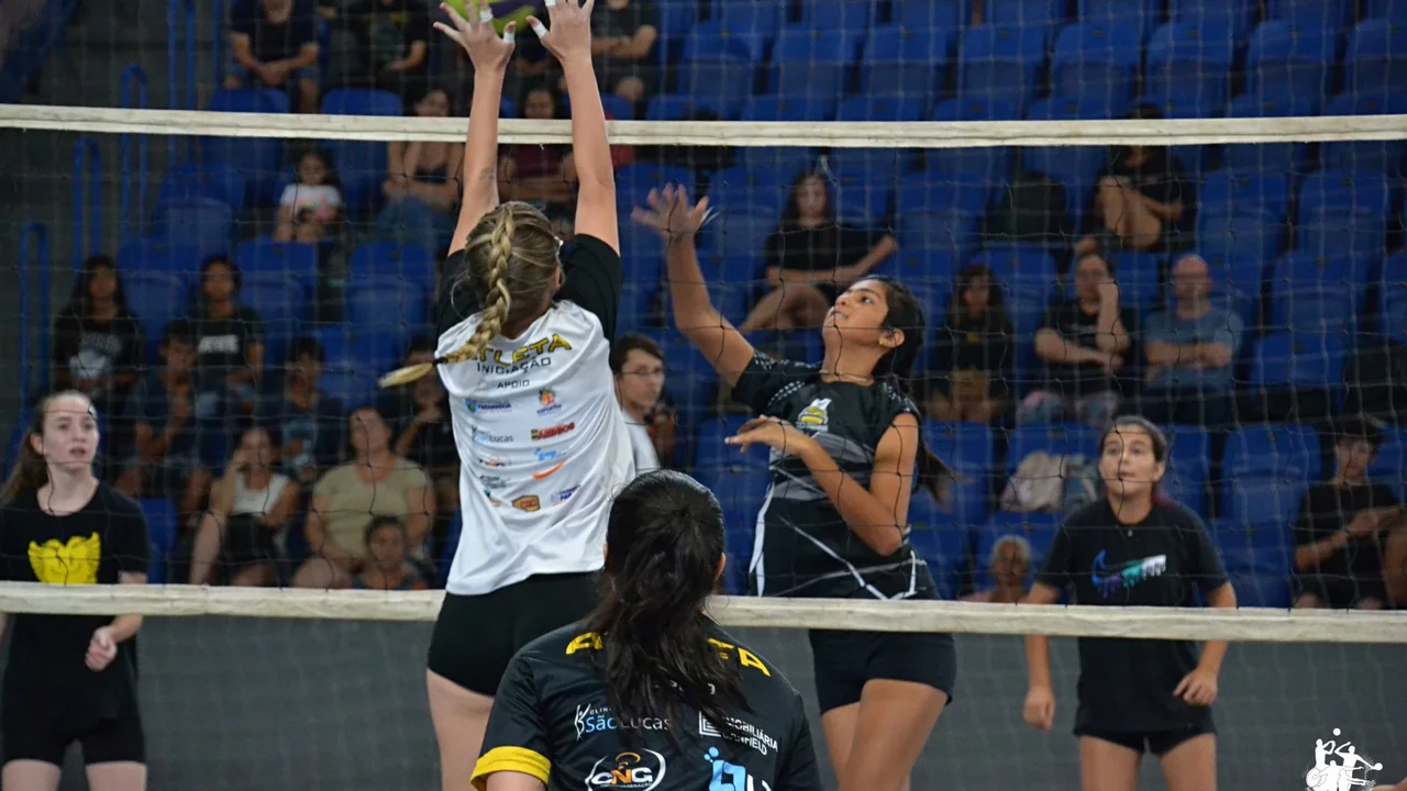 Festival das Escolinhas NELP Univolei/SESPOR reuniu centenas de jovens e crianças na Arena Albertina Salmon