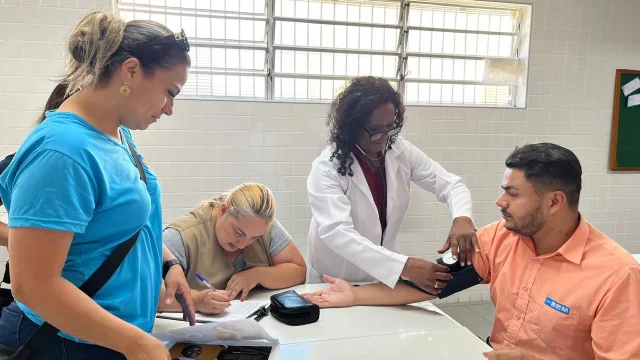 Prefeitura realiza ação direcionada ao homem que trabalha no comércio do centro de Paranaguá