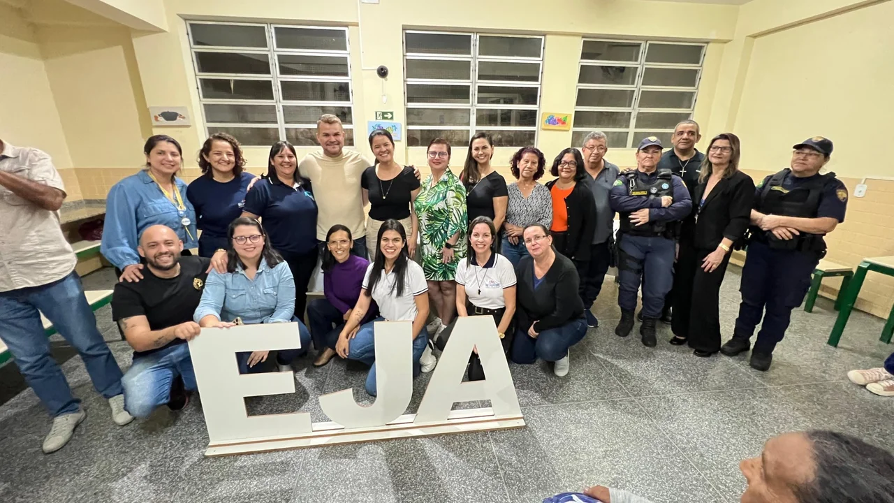 Alunos da Educação de Jovens e Adultos (EJA) recebem uniforme escolar
