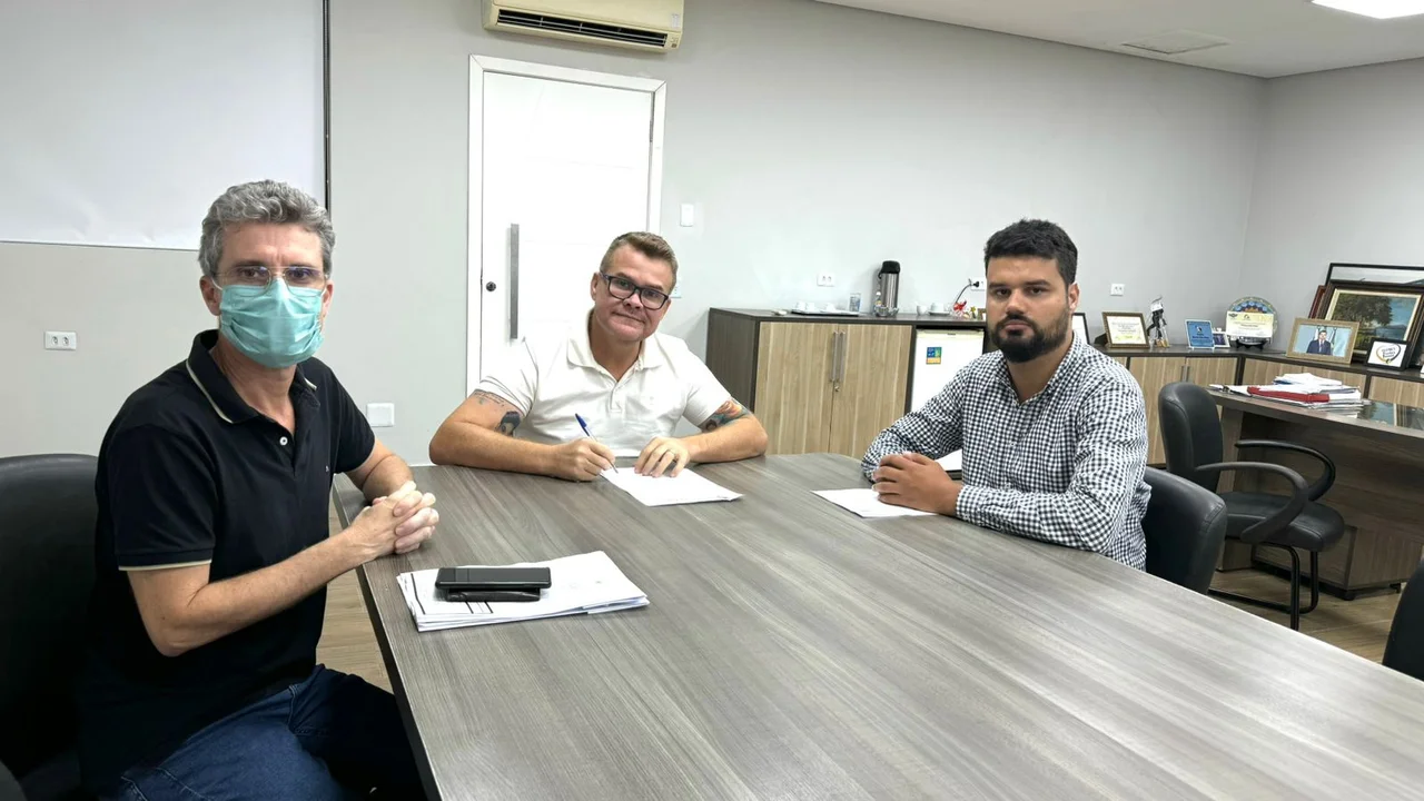 Prefeito assina Ordem de Serviço para elaboração de estudos e projetos de revitalização de duas praças