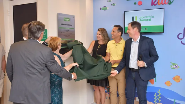 Prefeito Adriano Ramos participa dos 45 anos da Unimed com a vice Fabiana Parro