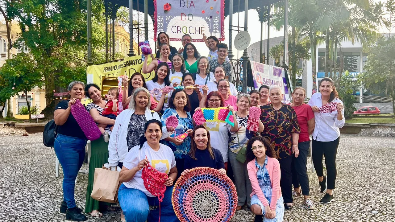 1ª Intervenção “Yarn Bombing” reuniu amantes do Crochê em Paranaguá