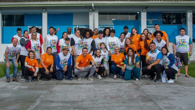 Juventude em Ação transforma escola de educação especial com pintura, limpeza e plantio de árvores