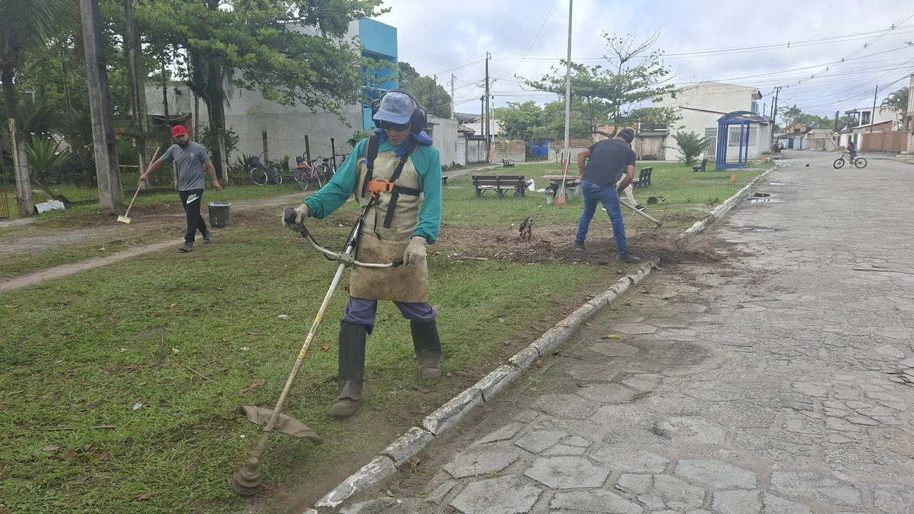 Ilha dos Valadares é beneficiada com ações de manutenção e limpeza realizadas pela Prefeitura de Paranaguá