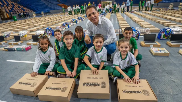 Educação ganha reforço com entrega de kits escolares e Chromebooks na rede municipal