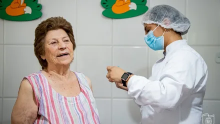 A tarde foi a vez dos idosos e cuidadores da instituição Recanto Feliz receber as doses da vacina