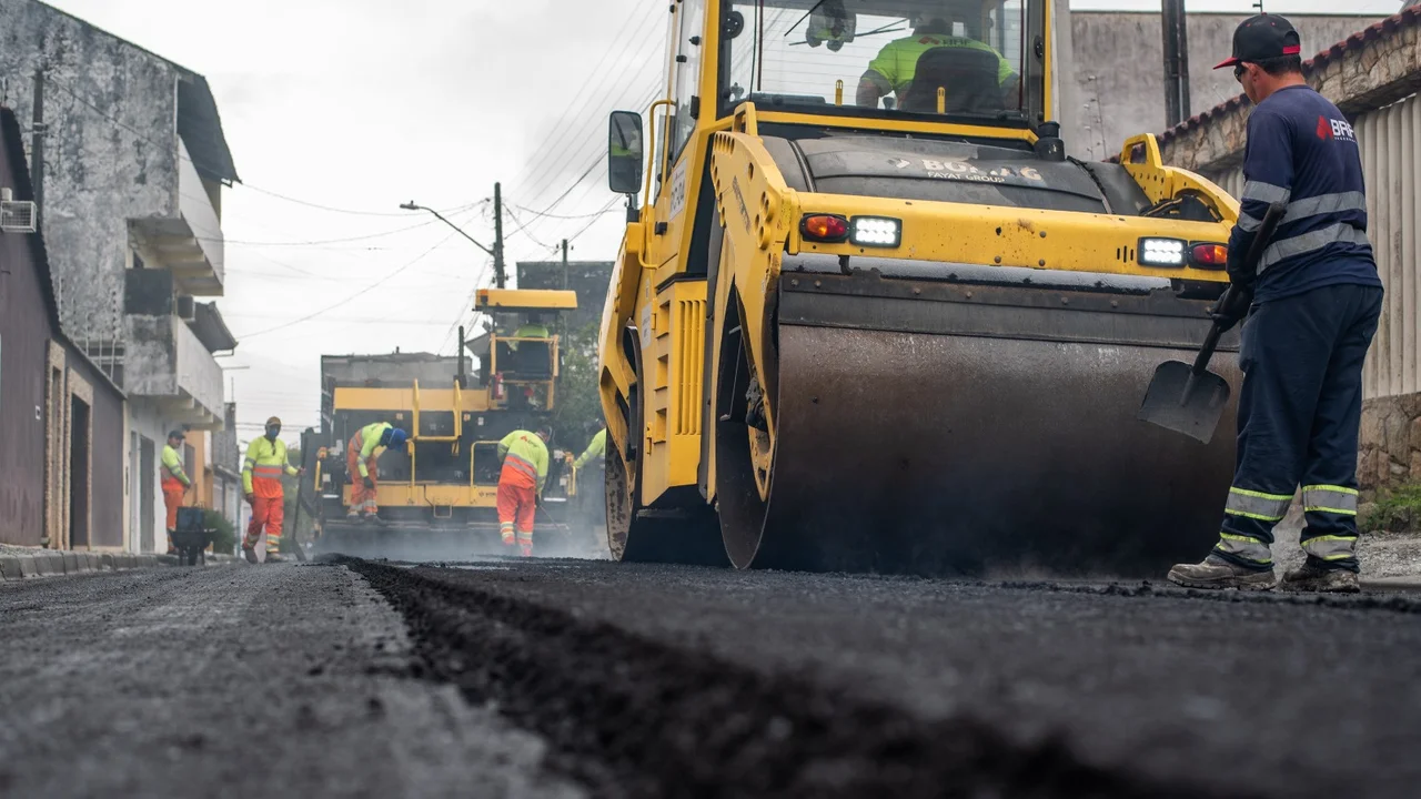 Obras de pavimentação avançam em Paranaguá com asfalto a quente e drenagem