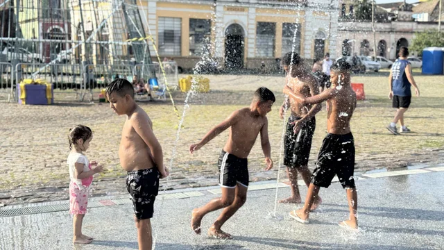 Com chafariz em funcionamento, Praça de Eventos reúne famílias e anima crianças neste fim de ano