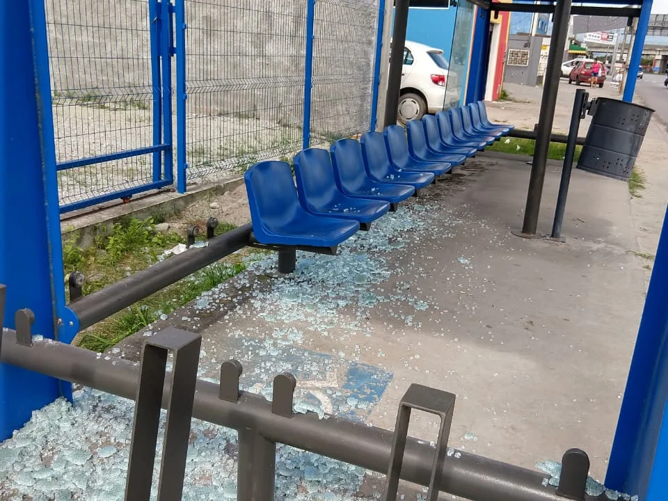 Pontos de ônibus sofrem ação de vandalismo