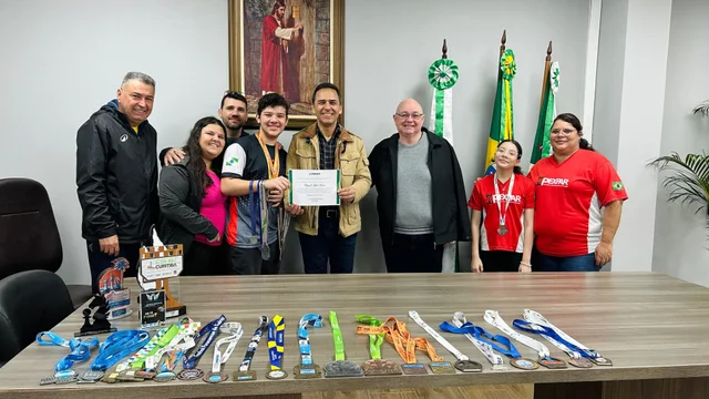 Aos 15 anos, enxadrista de Paranaguá é homenageado pelo prefeito Adriano Ramos após destaque em torneio internacional