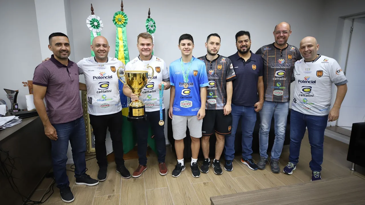 Prefeito Marcelo Roque recebe representantes da APAF/SESPOR/SEMEDI para apresentação do troféu de campeão da Taça Brasil 2022
