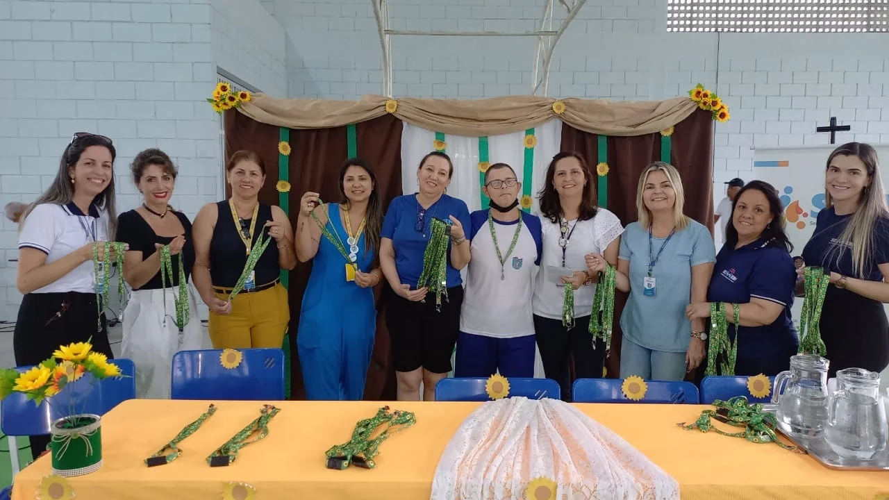 Alunos da Escola Eva Cavani recebem cordões de Girassol