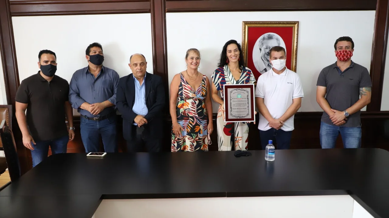 Atleta do vôlei de praia, Agathá Bednarczuk, recebe o título de Cidadã Honorária de Paranaguá
