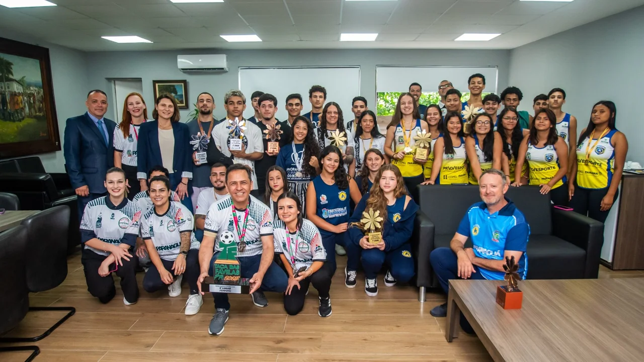 Prefeito Adriano Ramos e vice-prefeita Fabiana Parro recebem atletas que se destacaram em competições estaduais