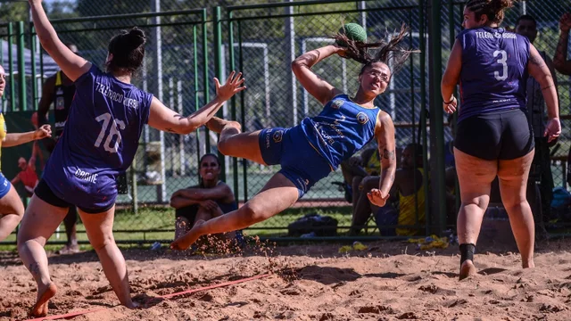 Paranaguá conquista ouro no masculino e prata no feminino no handebol de praia dos JAPS 2025