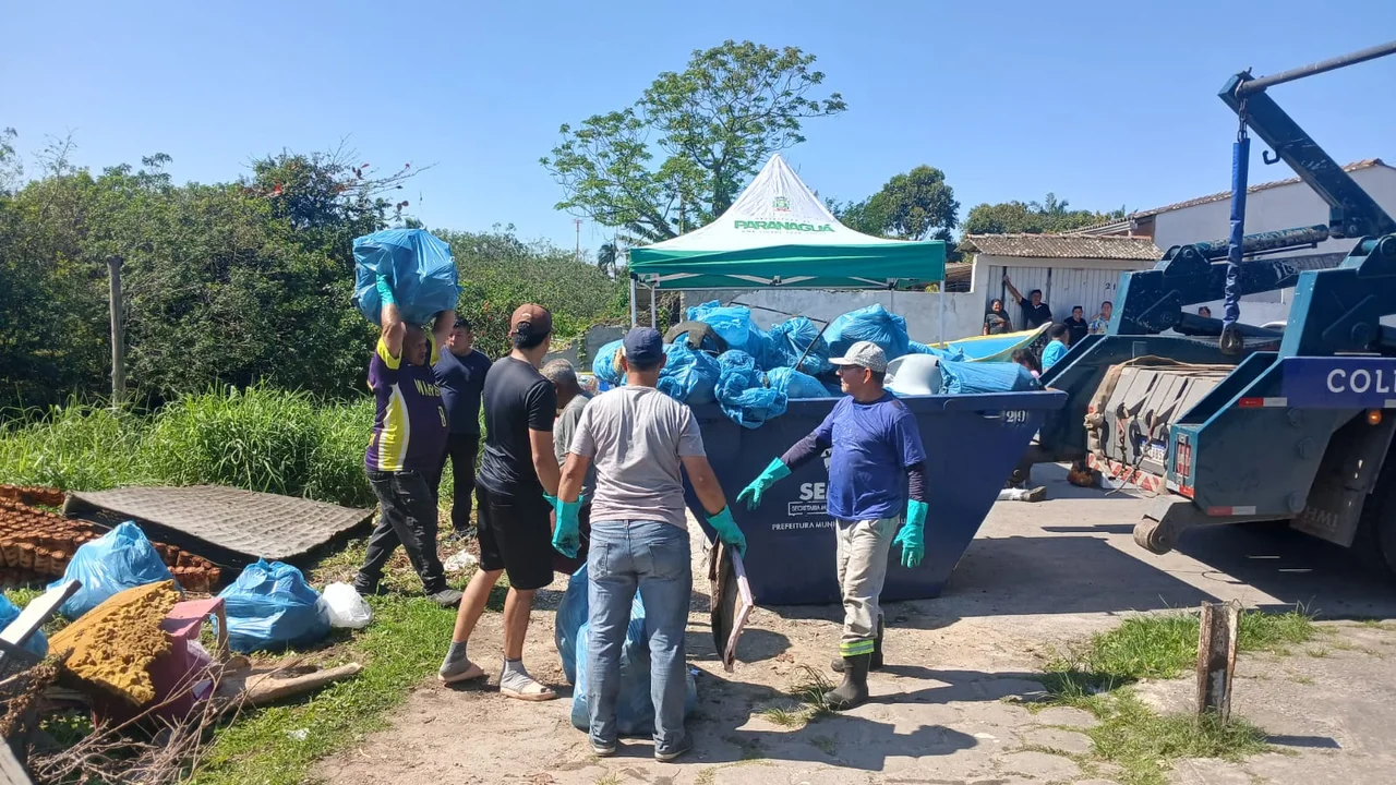 Paranaguá retira mais de 17 toneladas de resíduos em ação de limpeza de rios, praias e manguezais