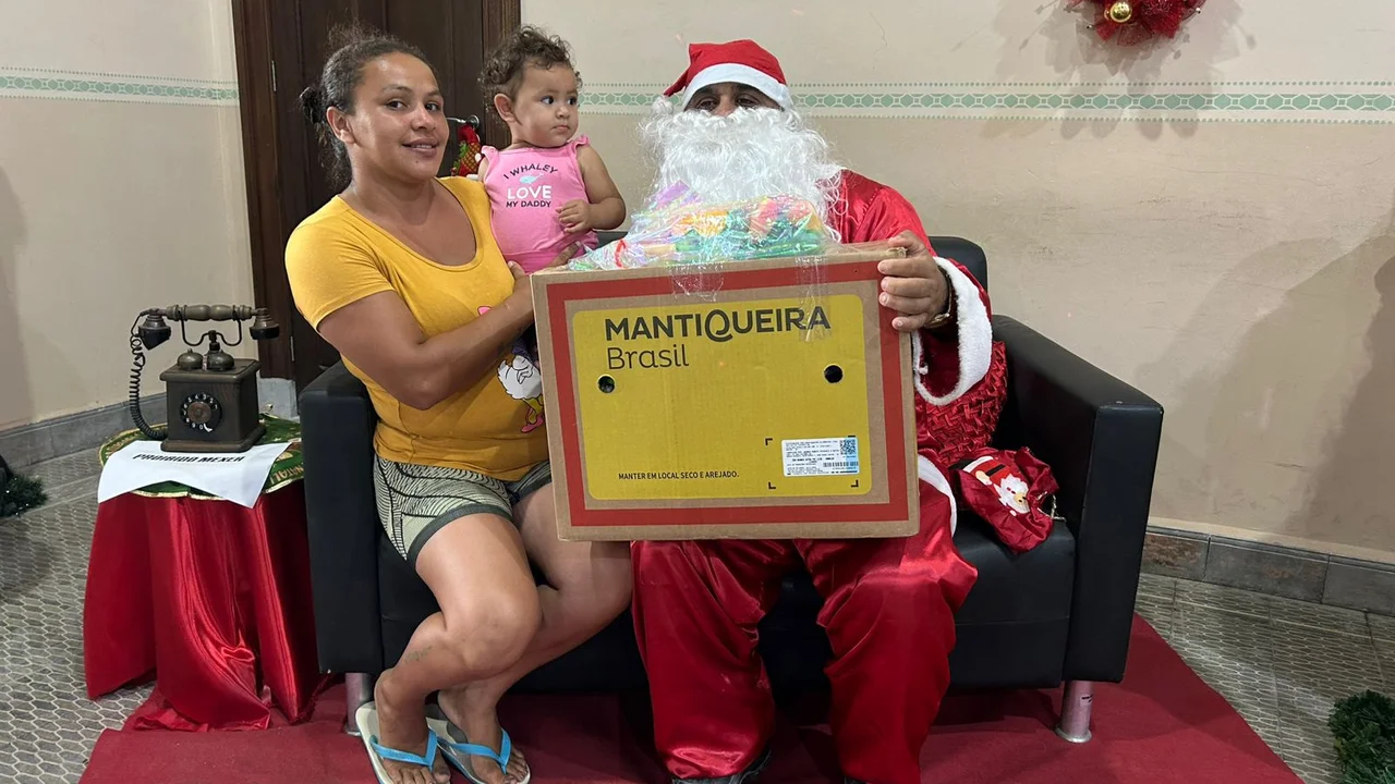 Provopar entrega presentes de Natal a crianças em situação de vulnerabilidade social na Estação Ferroviária