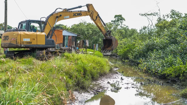 Prefeitura intensifica limpeza de canais na Ilha dos Valadares para prevenir alagamentos
