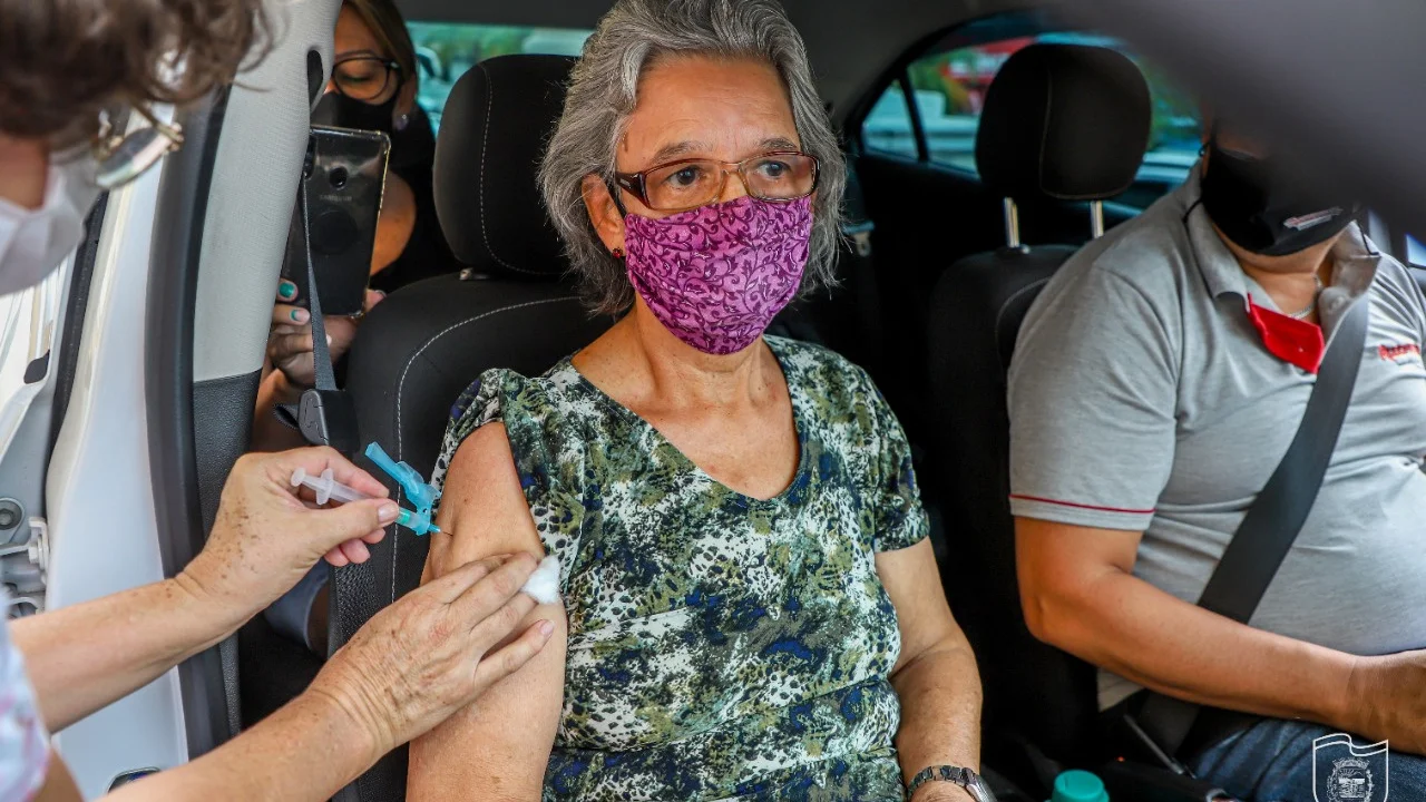 Cerca de mil pessoas foram vacinadas com a primeira ou segunda dose apenas nesta sexta-feira