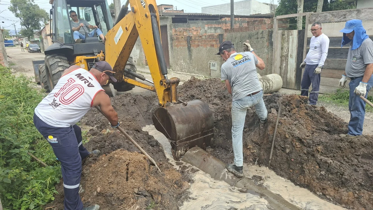 Prefeitura de Paranaguá retoma colocação de manilhas na Rua Alcendino Eugênio da Silva, na Ilha dos Valadares