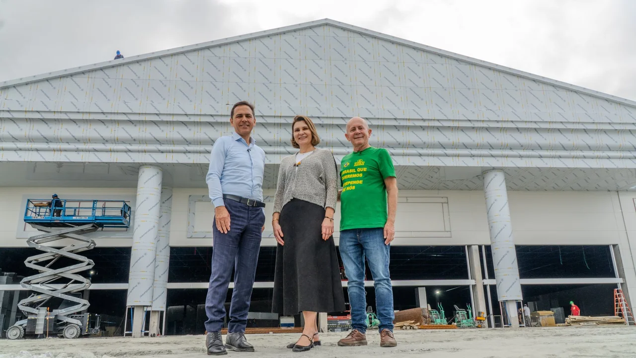 Prefeito Adriano Ramos acompanha obras de nova loja em Paranaguá