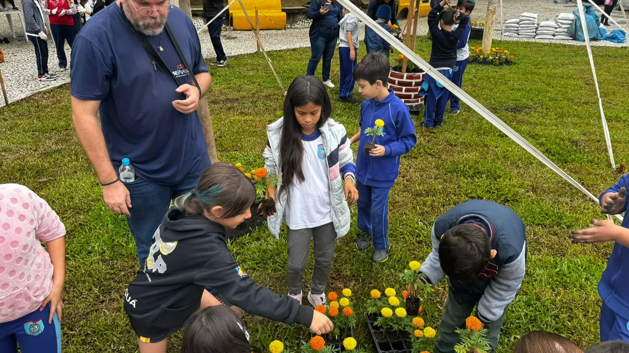 Plantio de flores inicia programação do Maio Laranja