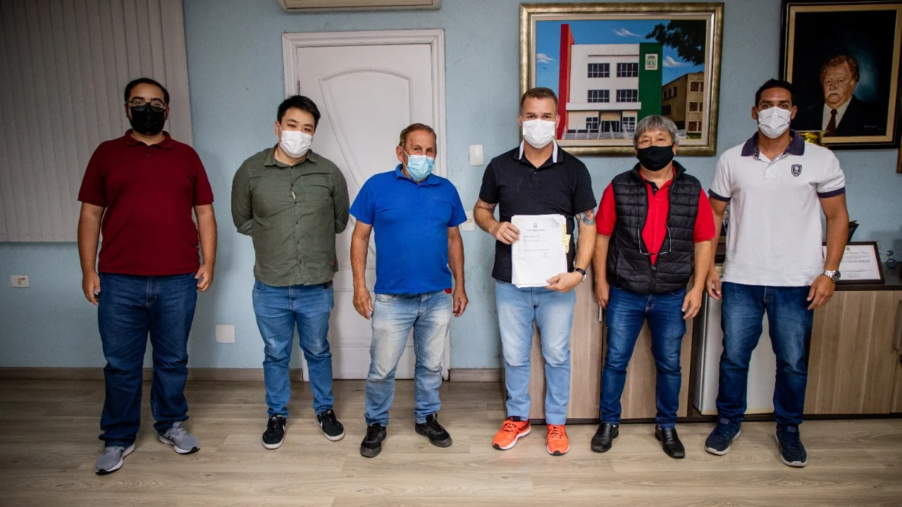 Prefeito assina regularização fundiária de moradores na Vila Divineia