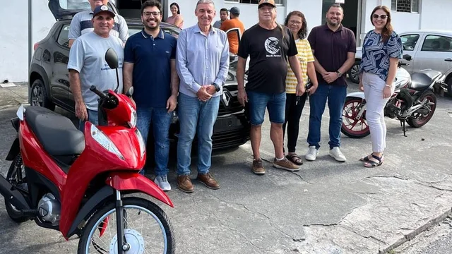 Ganhadores da Festa do Trabalhador recebem chaves da moto e carro zero km