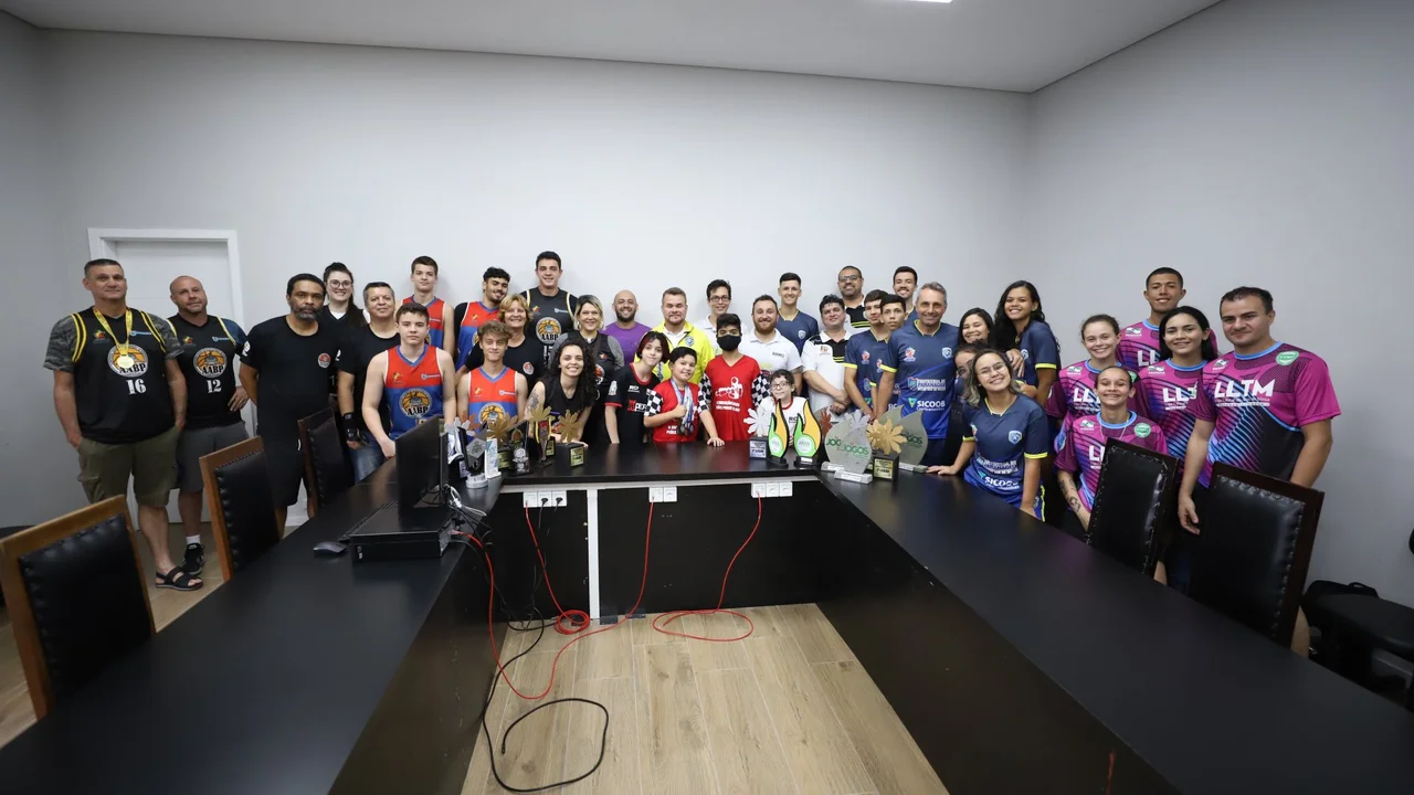 Prefeito Marcelo Roque recebe atletas medalhistas dos Jogos Abertos do Paraná