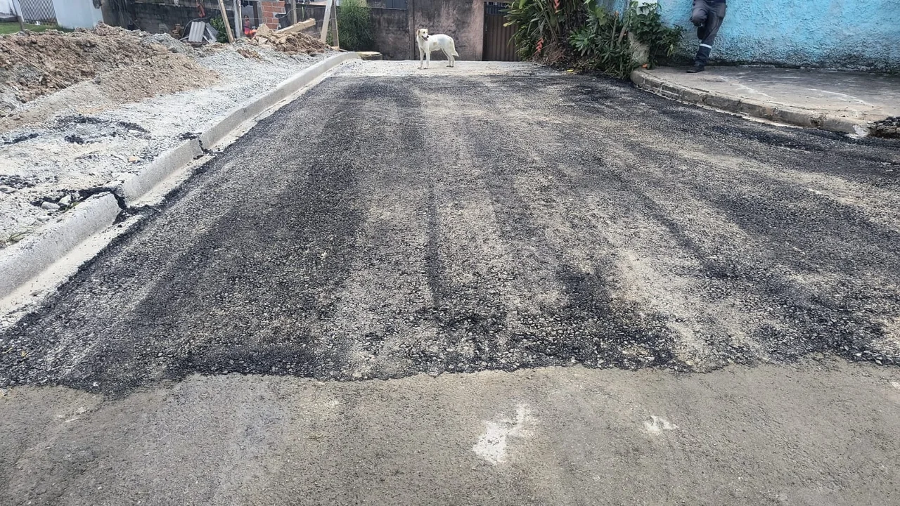 Prefeitura conclui trecho de asfalto no bairro Cominese após trabalhos da Copel e Paranaguá Saneamento