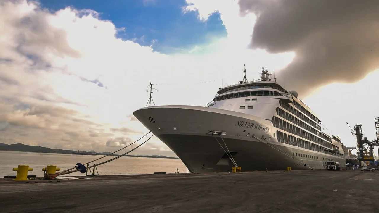 Paranaguá recebe o navio de cruzeiro de luxo Silver Whisper