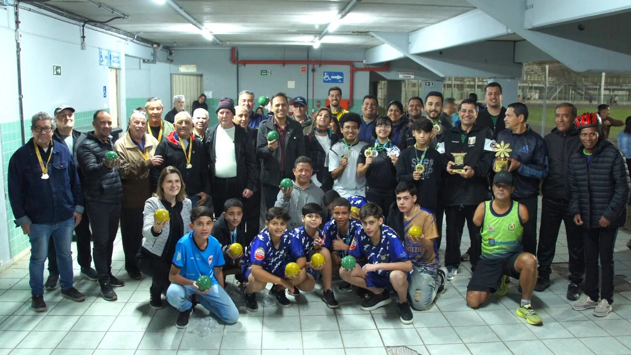 Prefeitura de Paranaguá celebra conquistas esportivas de atletas locais e confirma construção de quadra de bocha oficial