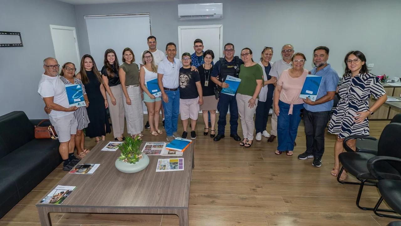 Prefeitura de Paranaguá e Cohapar entregam títulos de propriedade a famílias pelo programa Escrituração Direta