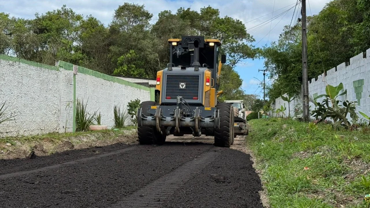 Prefeitura realiza nivelamento e aplicação de fresa em ruas da Ilha dos Valadares