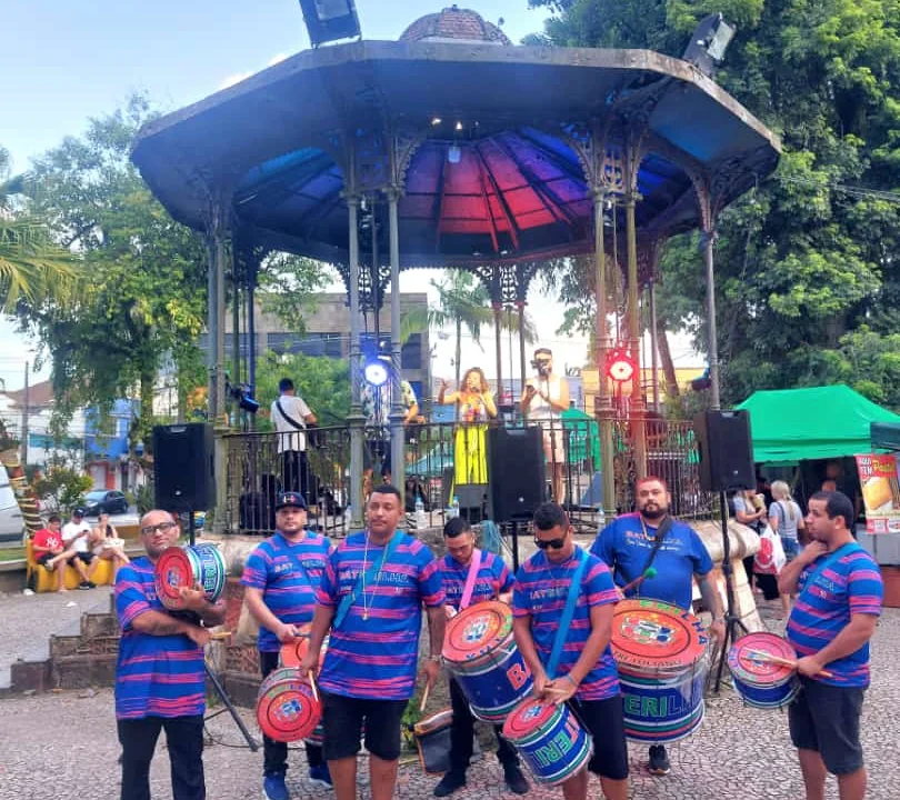 Samba e marchinhas levam público à Praça Fernando Amaro