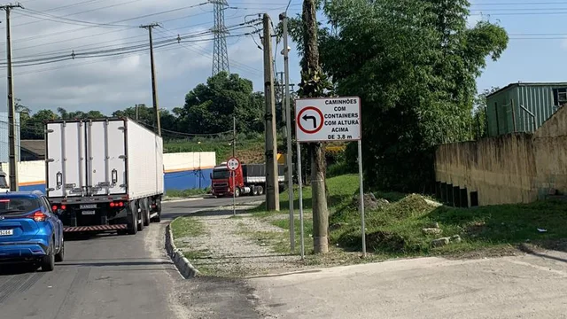 Superintendência Municipal de Trânsito instala placas regulamentadoras na Avenida Atílio Fontana